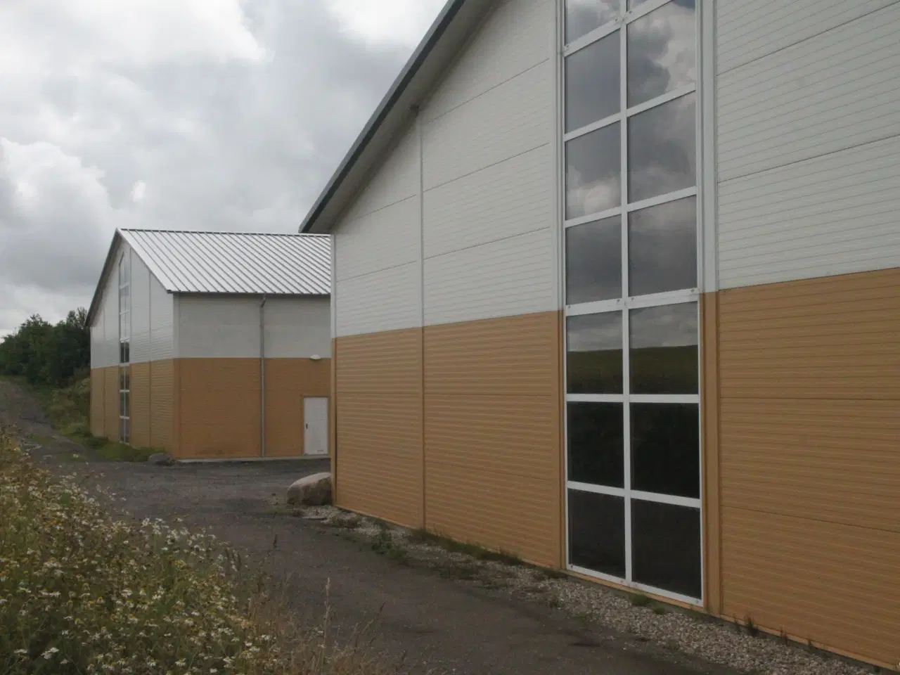 Billede 2 - Stor og meget anvendelig isoleret lager/produktions-hal.