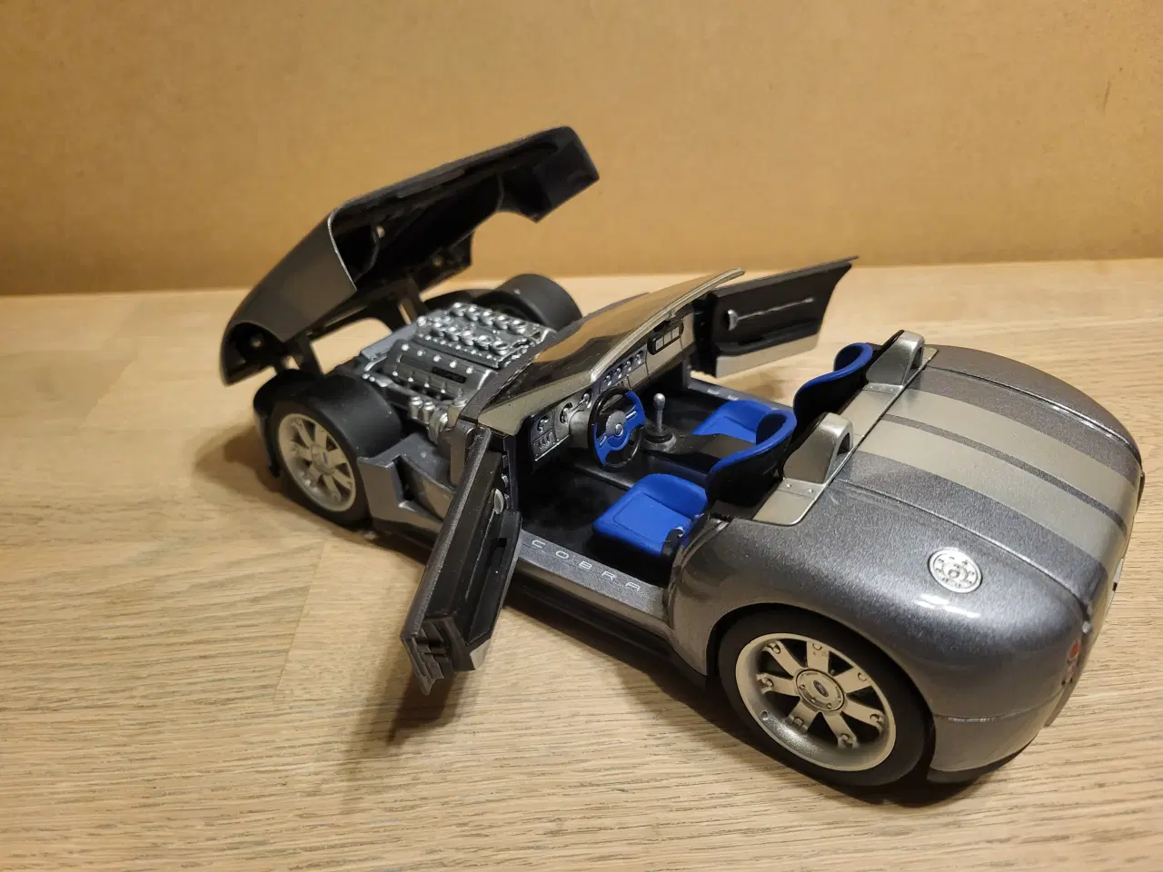 Billede 3 - Modelbil. Ford SHELBY COBRA Concept (2004) Skala 1