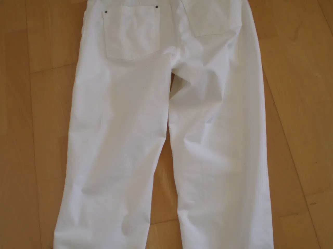 Billede 2 - Nye Lau Rie bukser, str. 42, hvide. Aldrig brugt.
