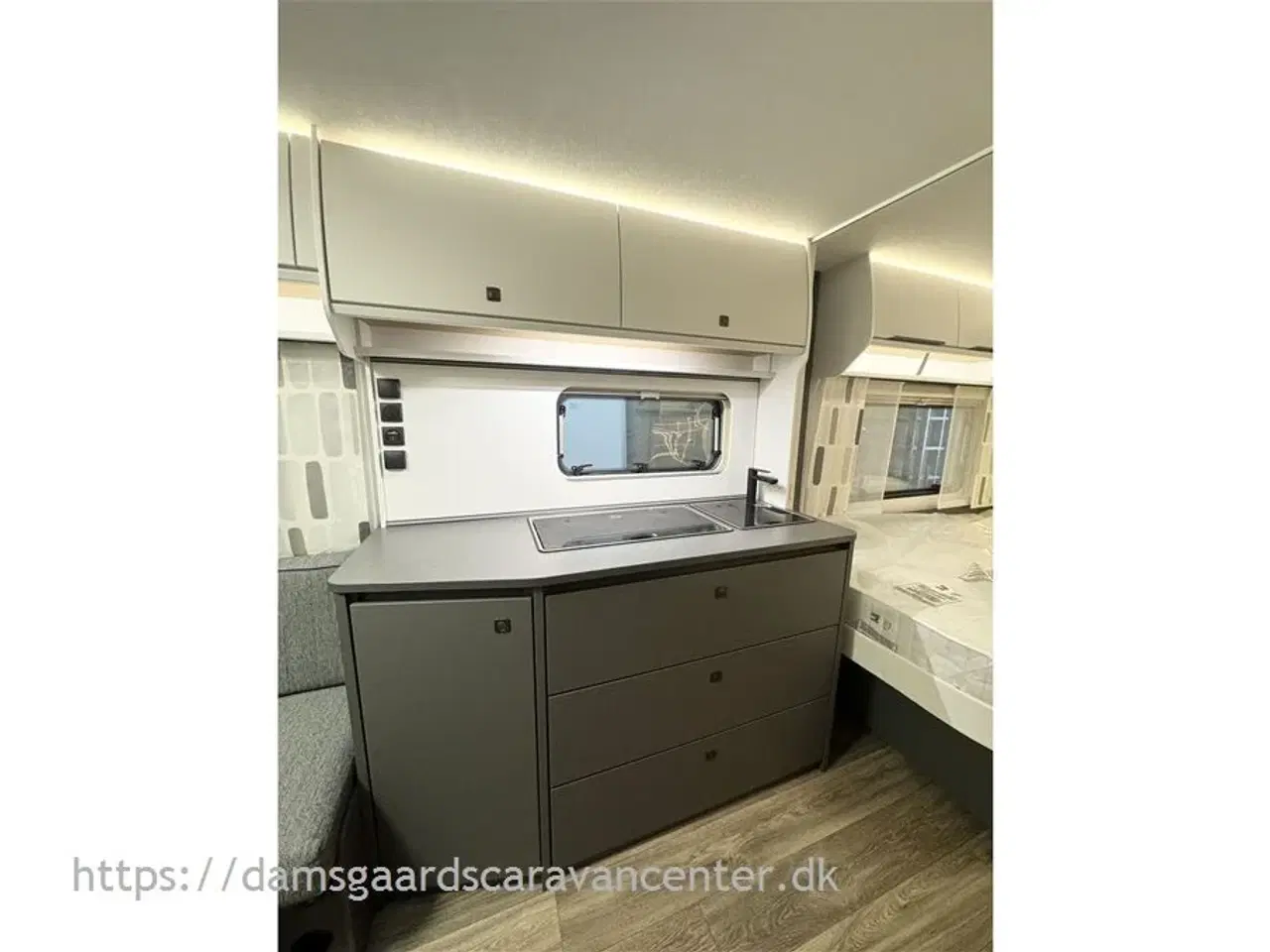 Billede 12 - 2026 - Fendt Apero 495 SFB   Franskseng-Gulvtemp.-Fluenetdør-3 udstyrspk.