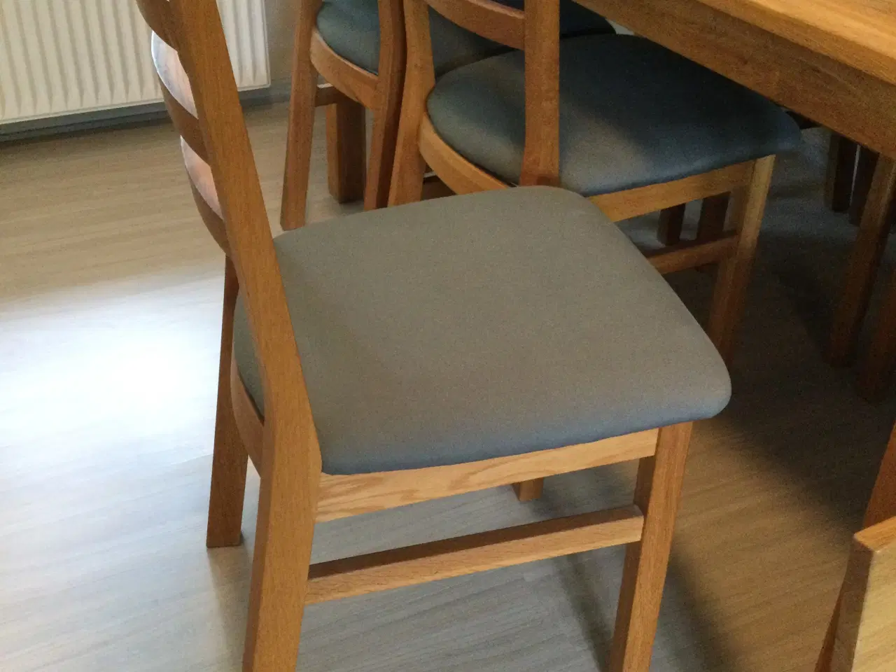 Billede 2 - Spisebord med 6 stole sælges