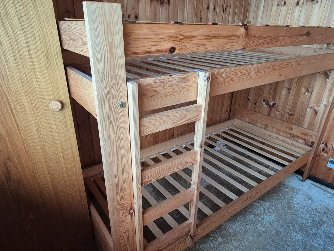 Billede 2 - Ældre skabe, vandvarmer og varmepumpe