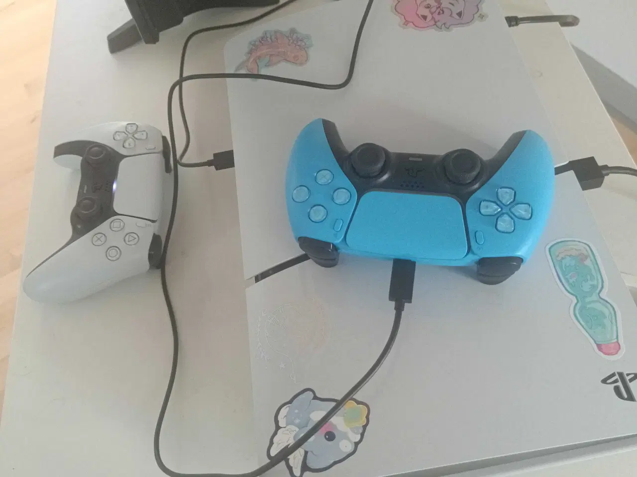 Billede 2 - ps5 med to controllere sælges