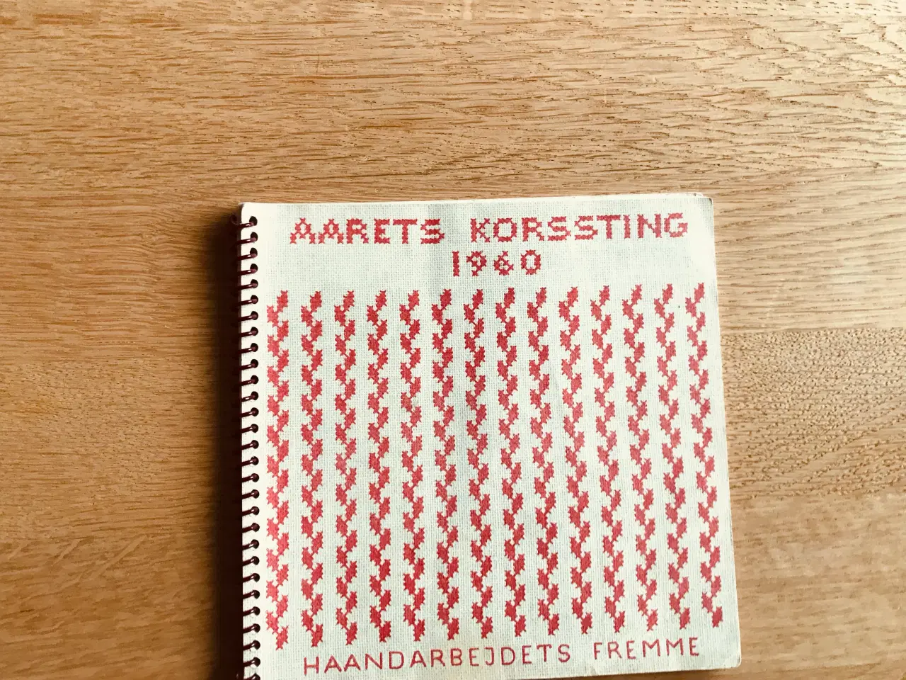 Billede 1 - Aarets Korssting 1960 - Haandarbejdets Fremme