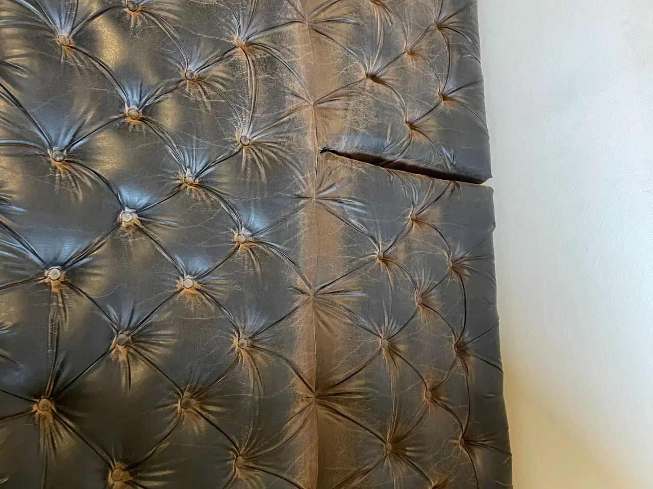 Billede 8 - Chesterfieldlignende sofa med moderne twist