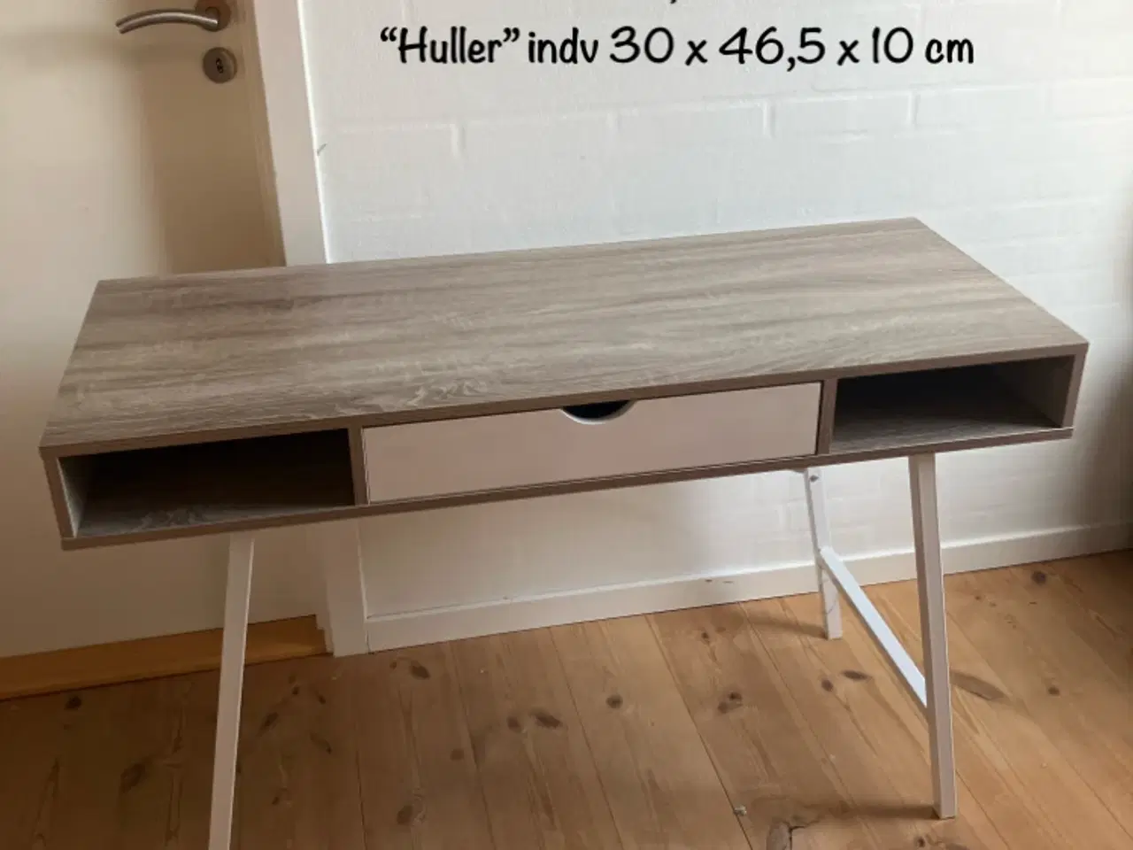 Billede 1 - Dejligt skrivebord - og evt glad stol
