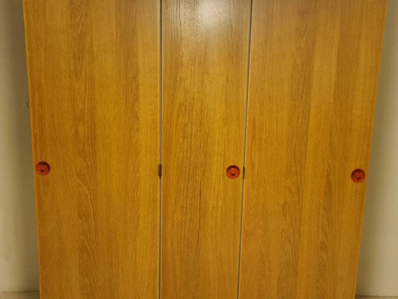 Billede 1 - Retro skabe med røde håndtag 
