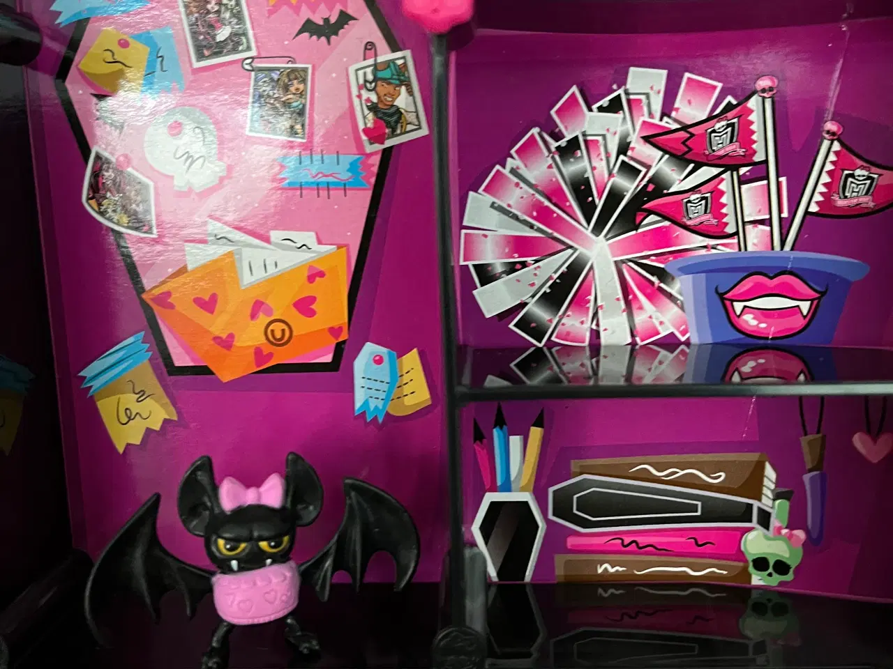 Billede 4 - Monster High dukke/‘hus’