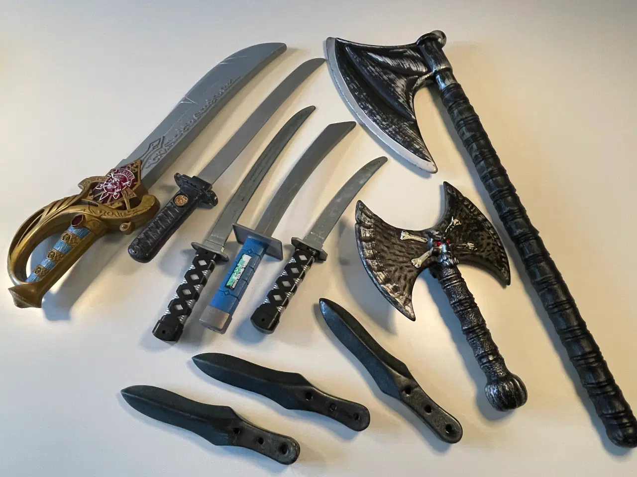 Billede 2 - Legetøjsvåben i træ eller plastic