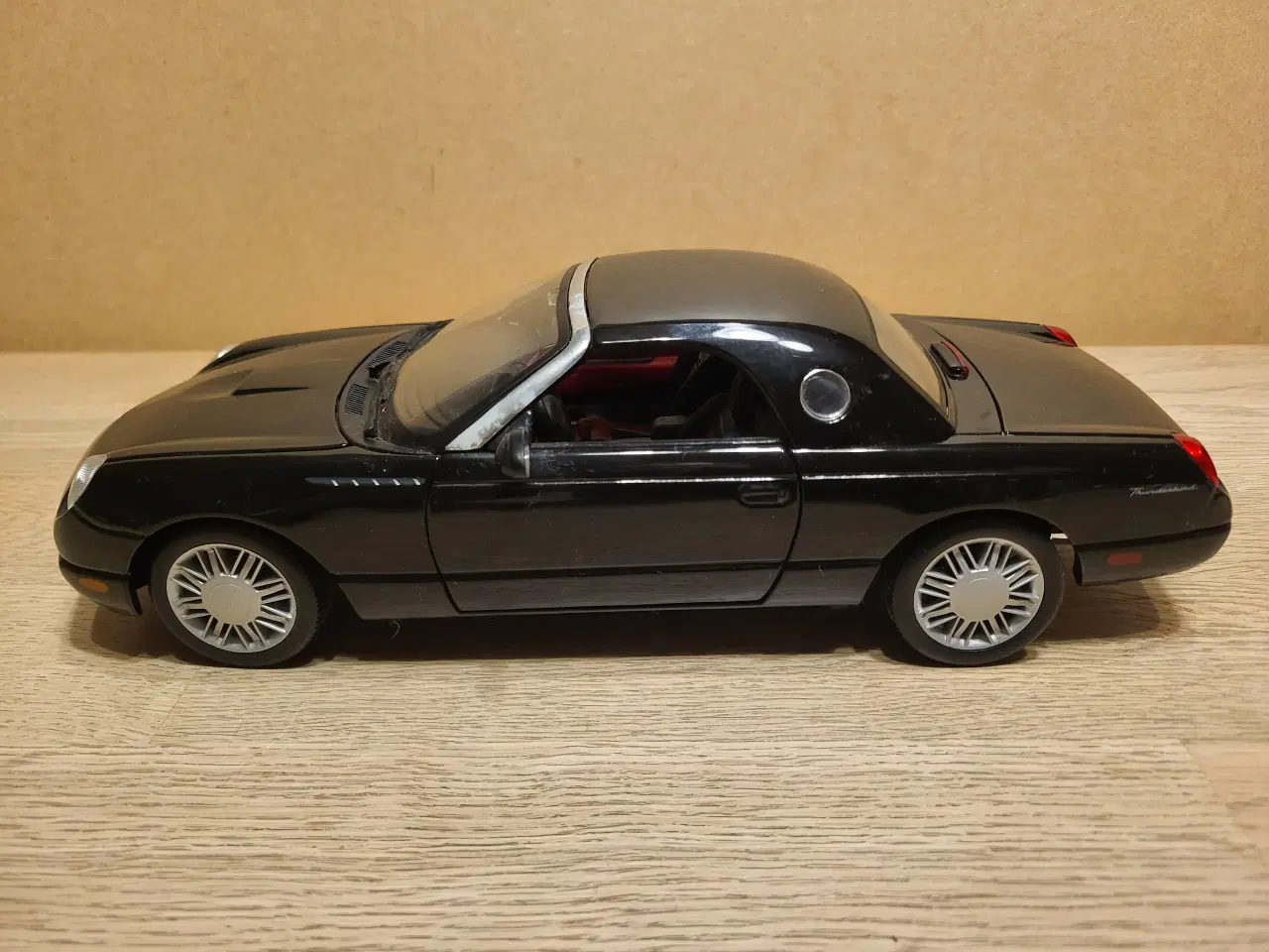 Billede 1 - Modelbil. FORD Thunderbird (2002) Skala 1/18.