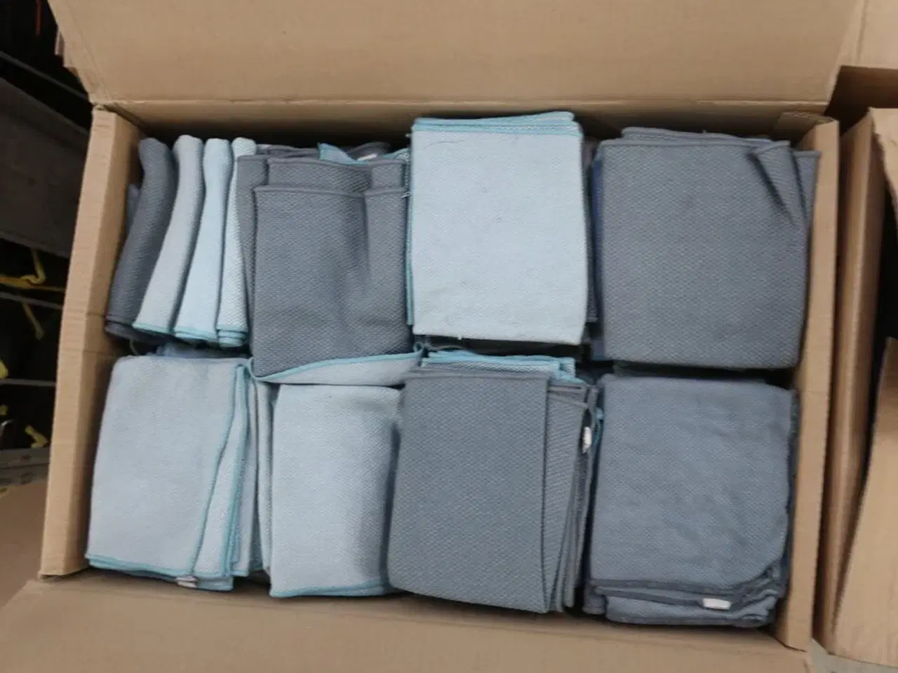 Billede 5 - 3 flyttekasser med klude og moppe