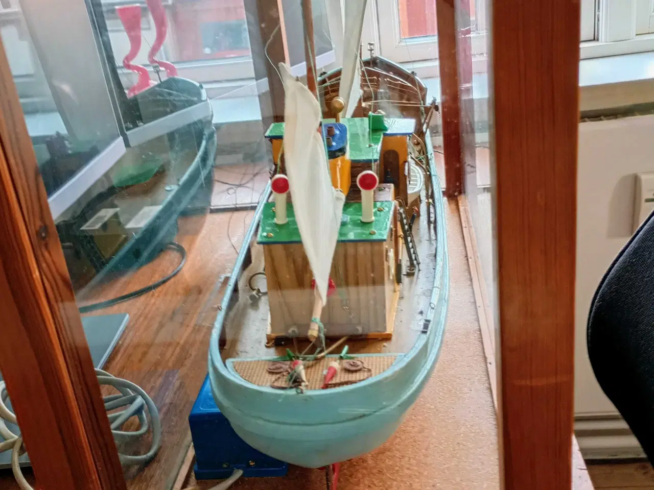 Billede 3 - Gammel model fiskekutter i montre 