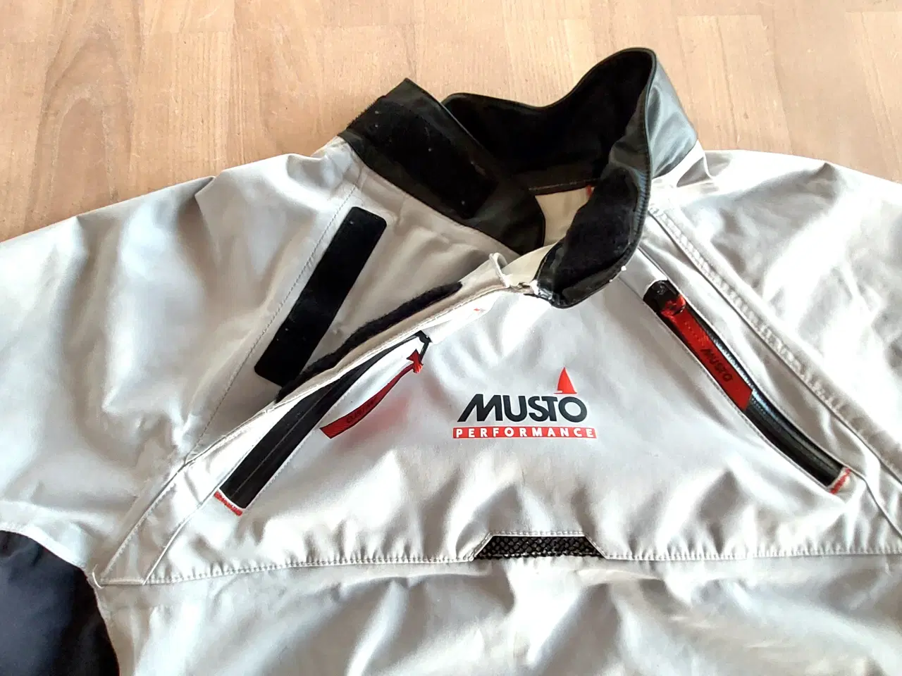 Billede 3 - Sejlerjakke, Musto Performance str. 12-13 år