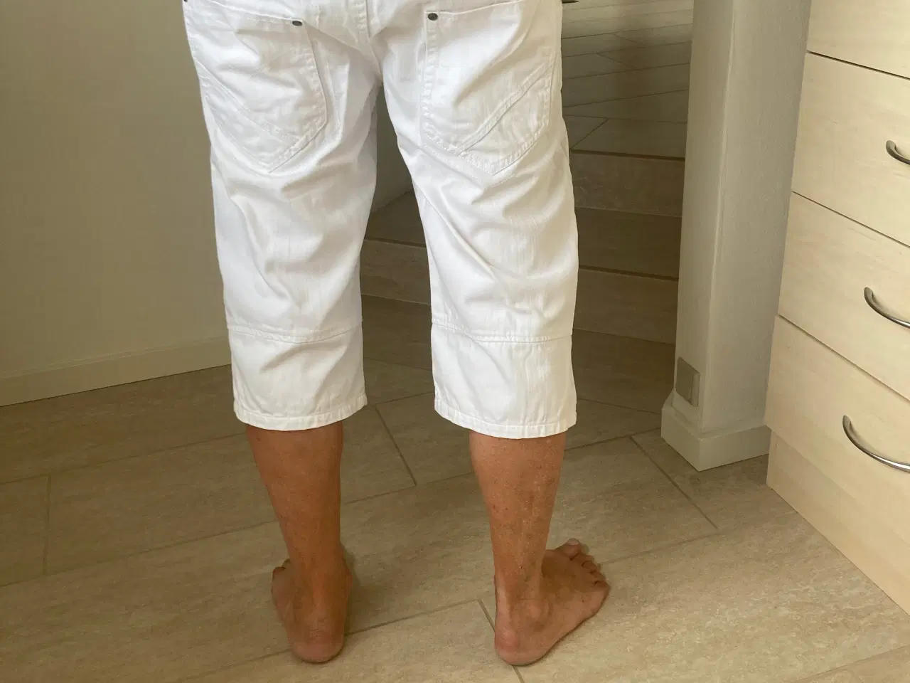 Billede 4 - Hvide denim knæshorts, livvidde 34