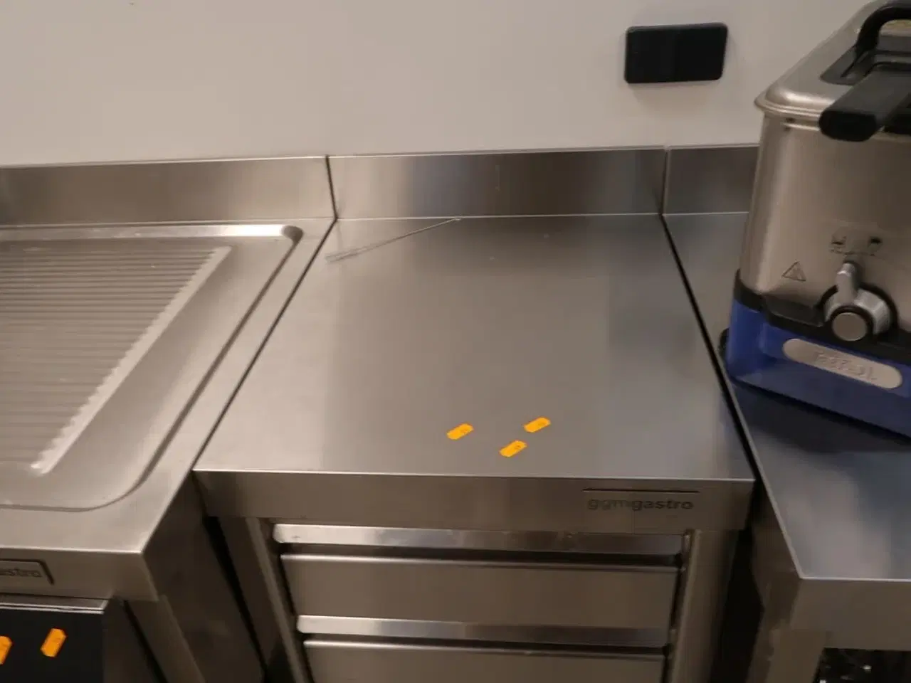 Billede 2 - Rustfri opbevaringsbord GGM GASTRO med indhold (uden maskiner)