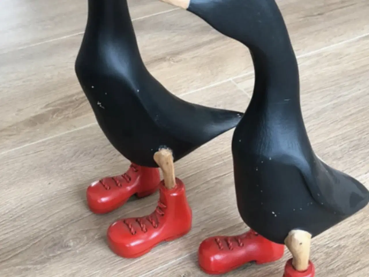 Billede 1 - Sorte træ ænder med røde snørre støvler 