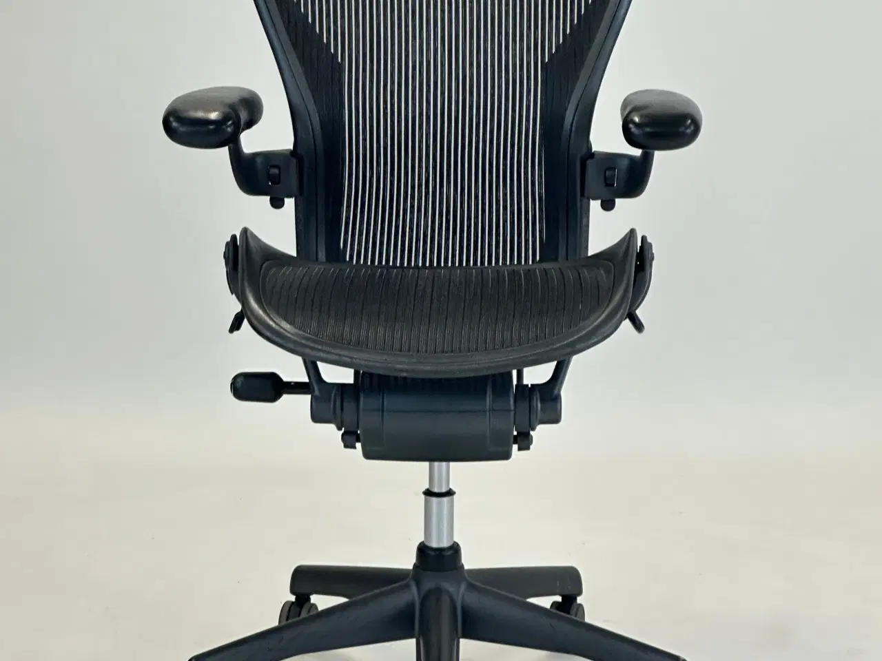 Billede 3 - Herman Miller Aeron C Kontorstol – Mørkegrå
