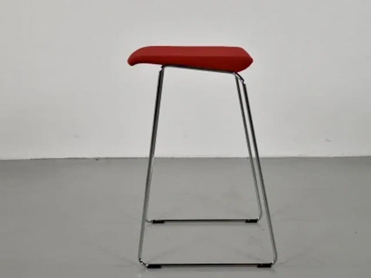 Billede 4 - Savir gate barstol med rødt polster på sædet og på krom stel