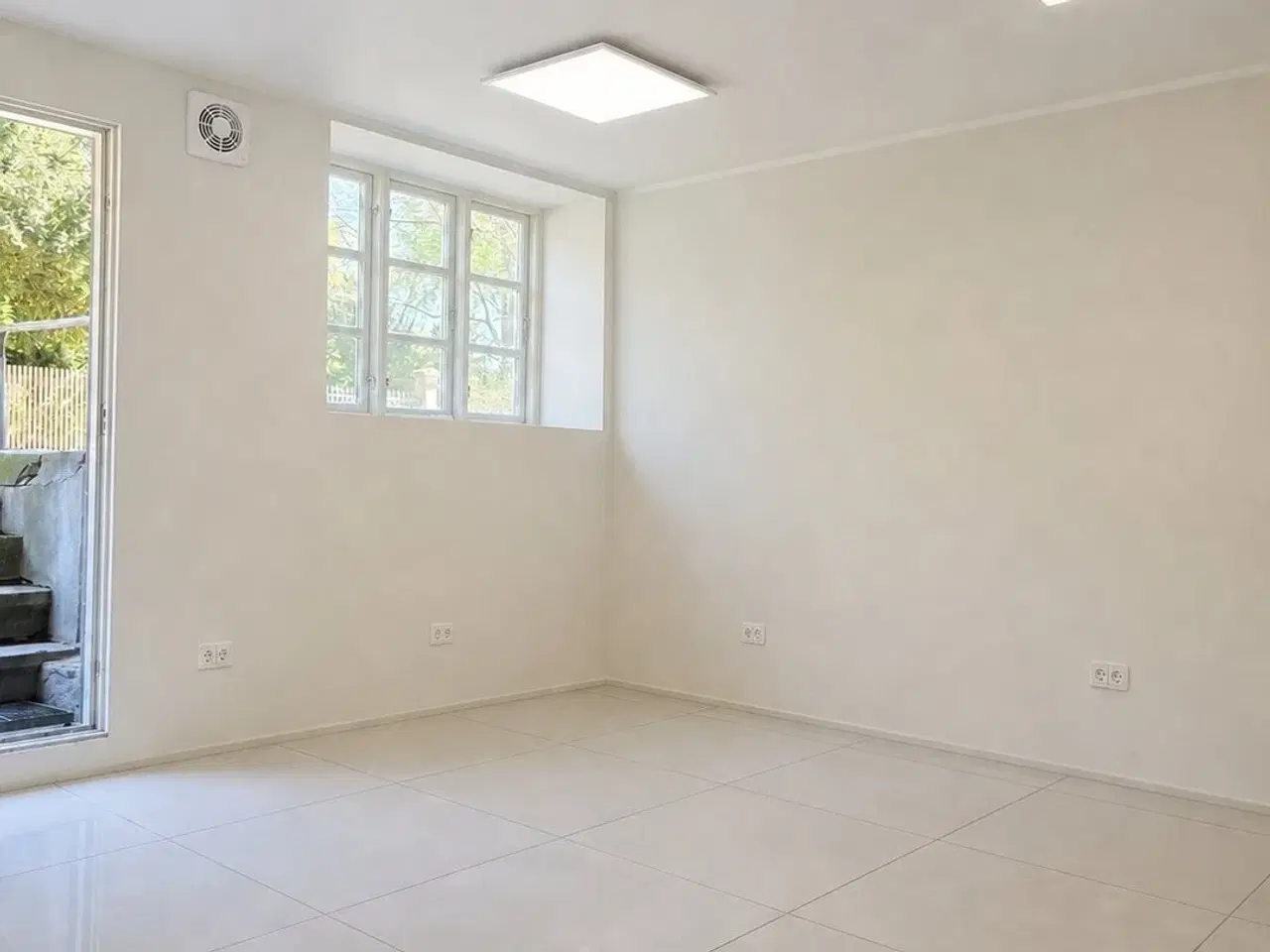 Billede 1 - To private kontorlokaler á 17 m² til leje på Frederiksberg. Gennemrenoveret. egen indgang, 1 Gbit internet, inkl. el/vand/varme