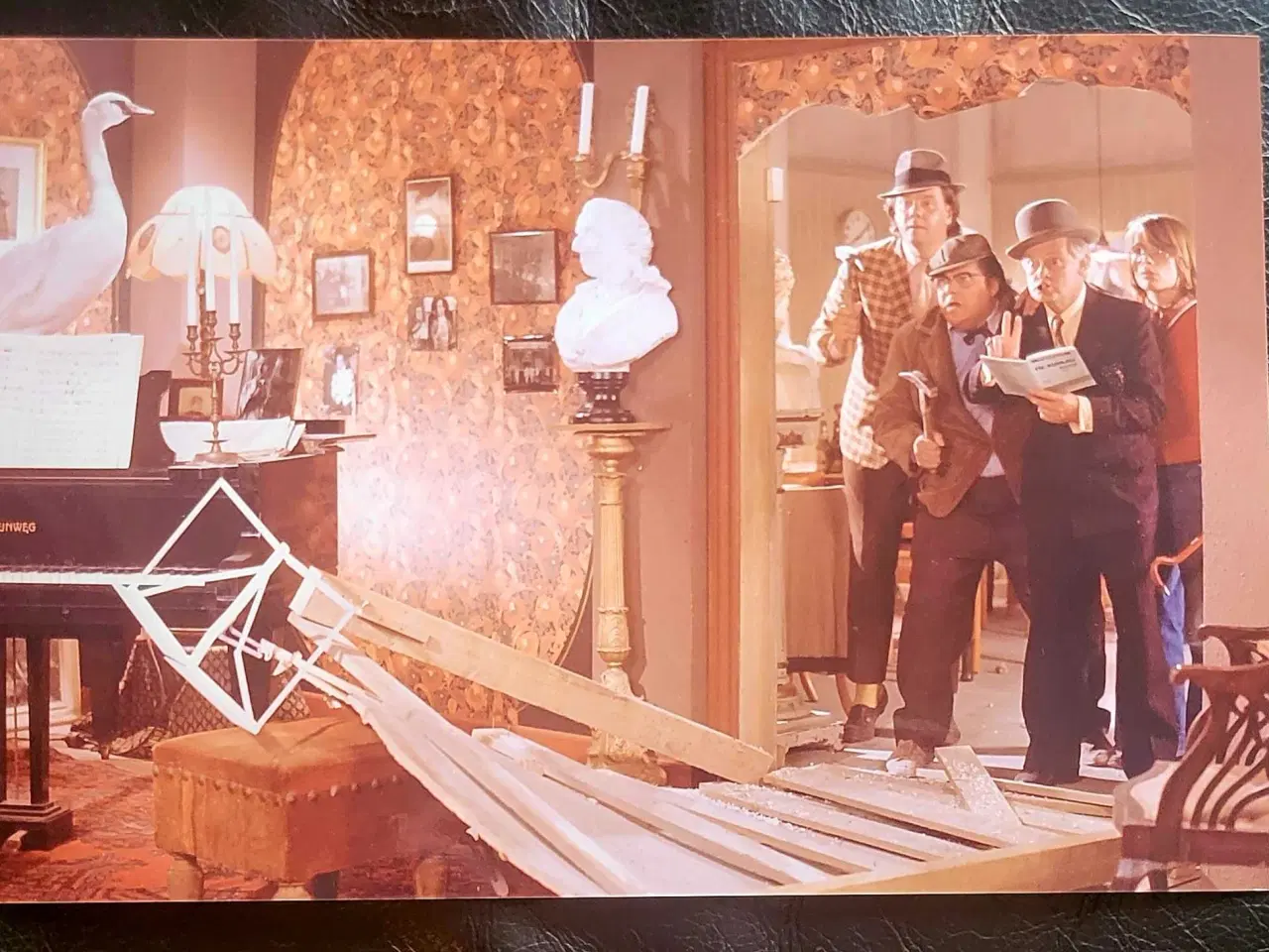 Billede 1 - STORT pressefoto, Olsen banden ser rødt