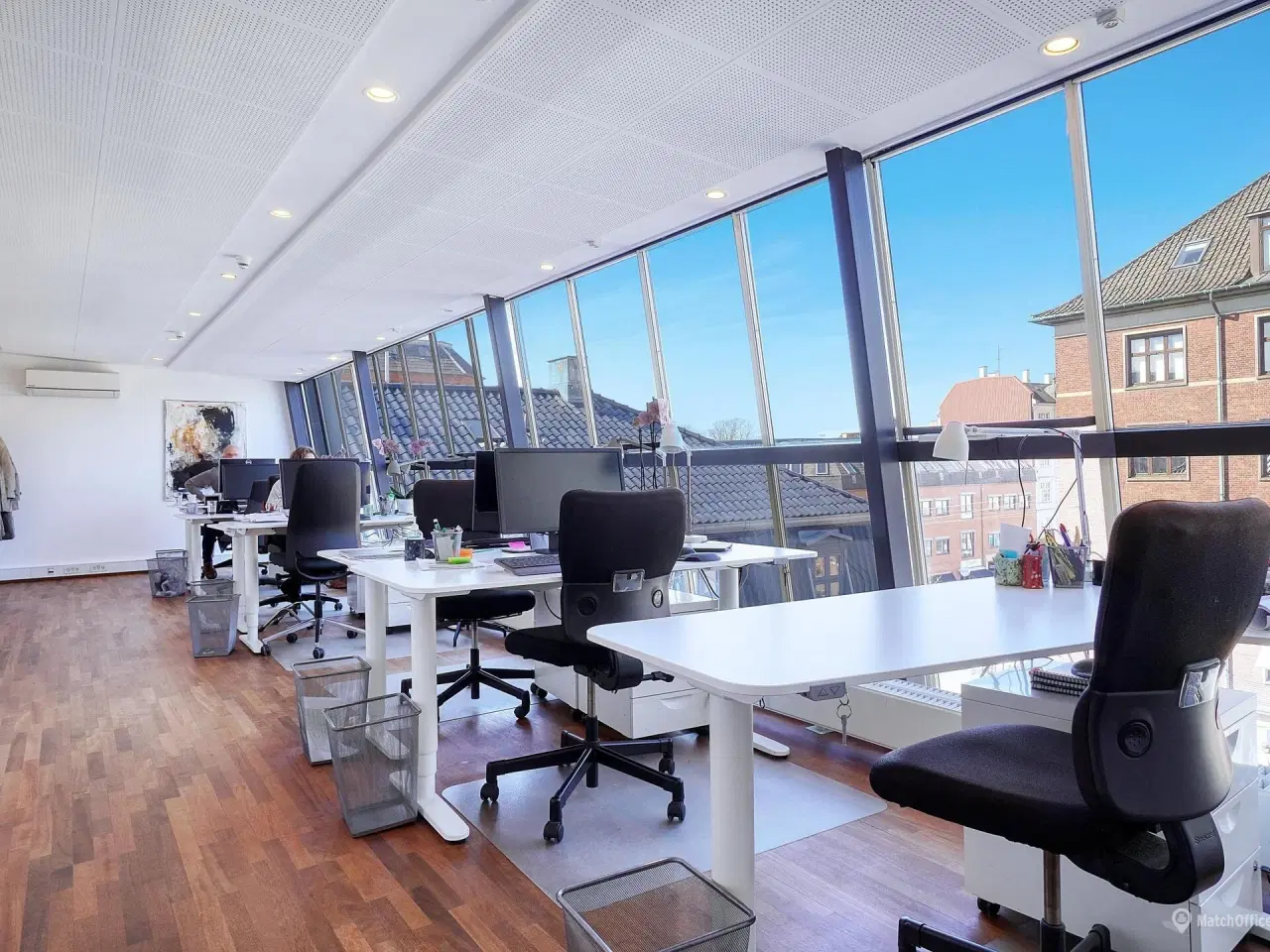 Billede 10 - Kontor i Hellerups smørhul med store glaspartier og kig til Øresund