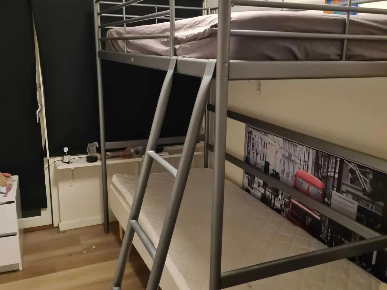 Billede 1 - Højseng i grå stål