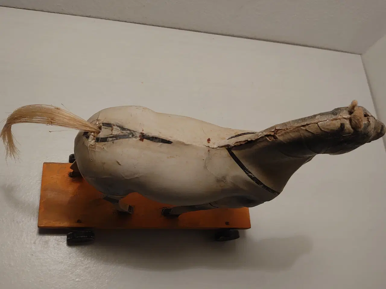Billede 4 - Gammel sjælden stor hest i træ og papmache.