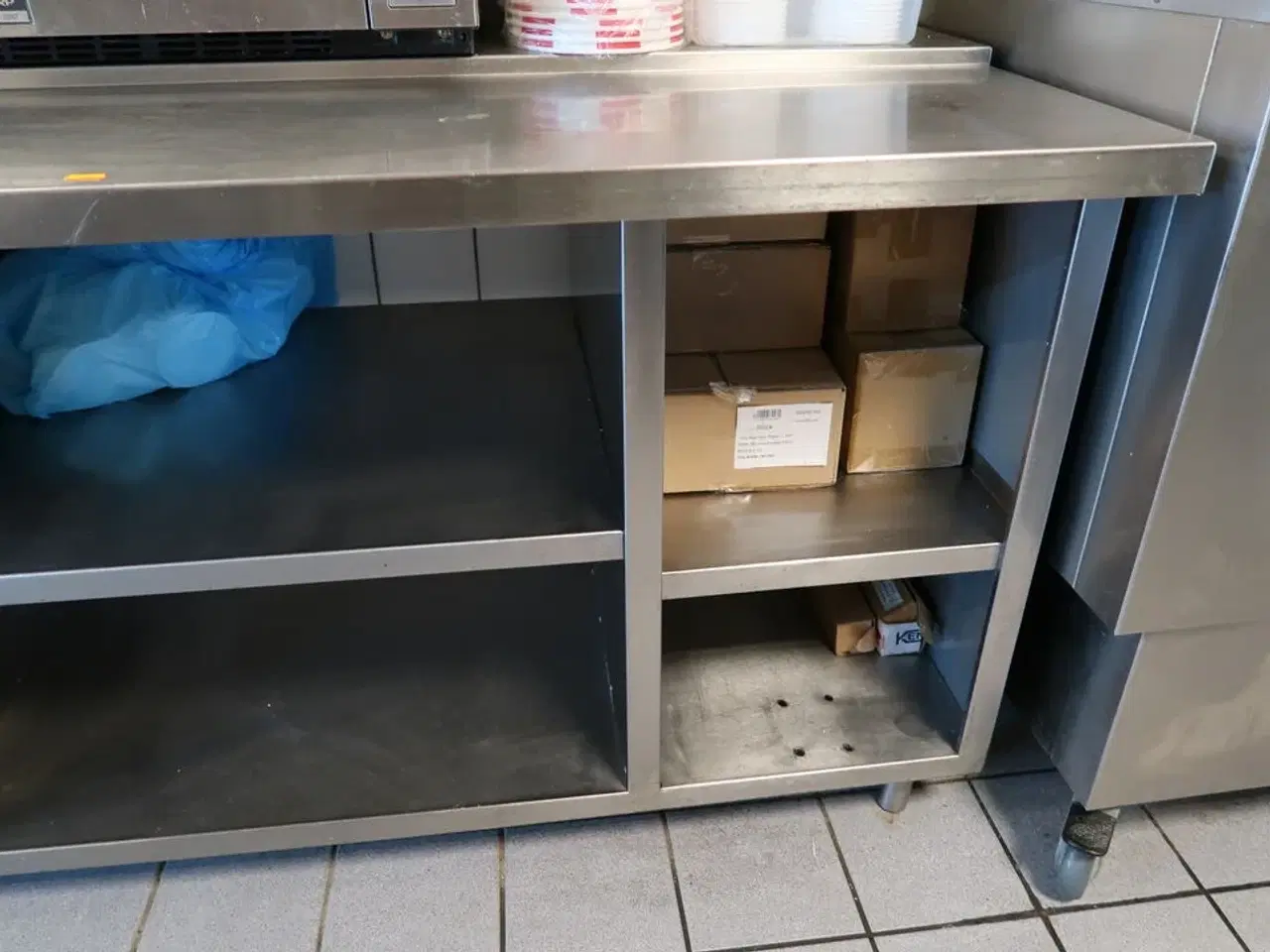Billede 5 - Rustfri stålbord med indhold