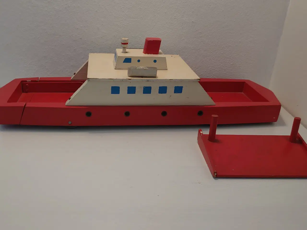 Billede 2 - Fængselslegetøj:Stor træfærge med rampe. Ca.1950
