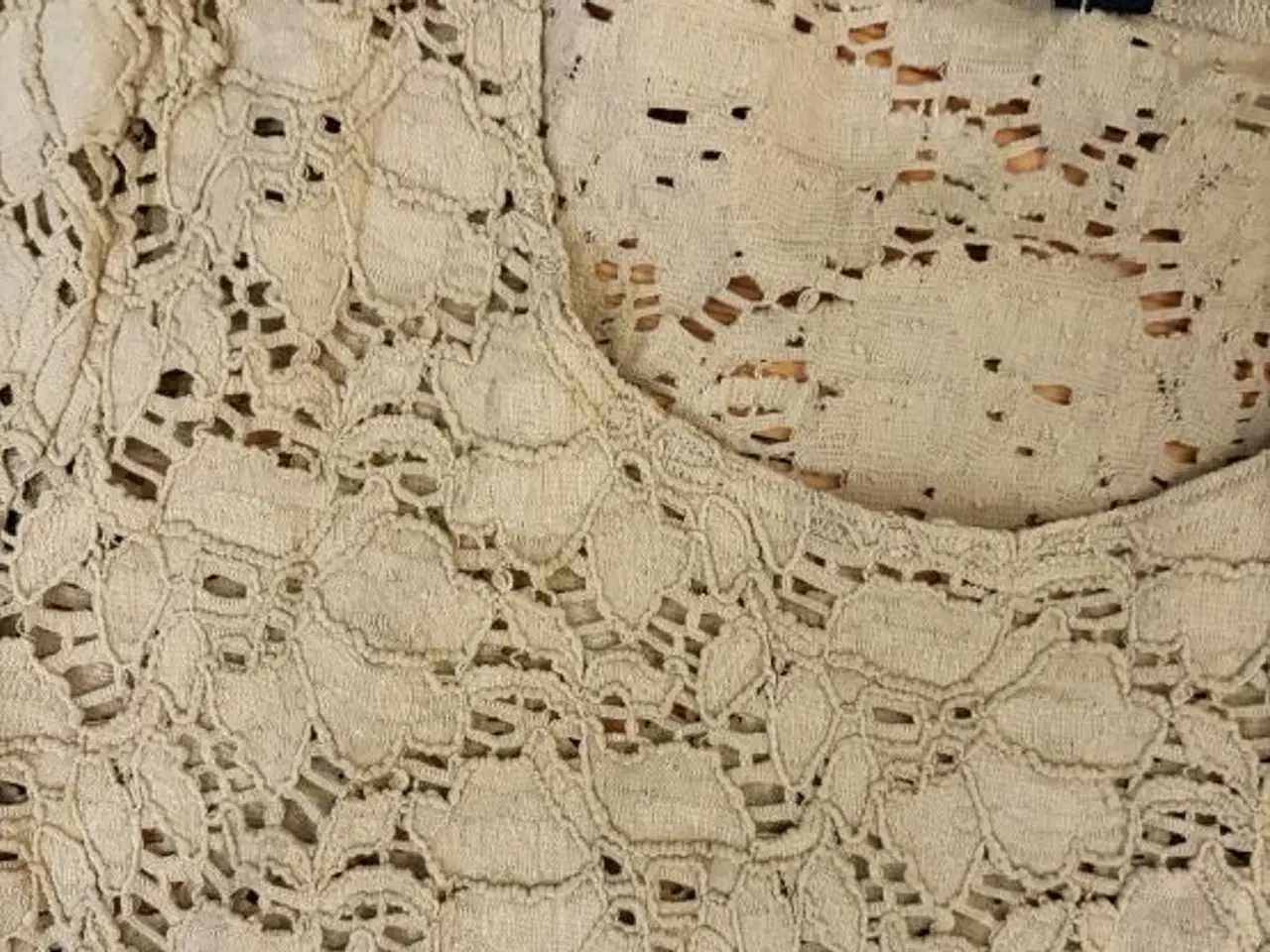 Billede 3 - To toppe i beige / lysebrun. Begge er helt nye.