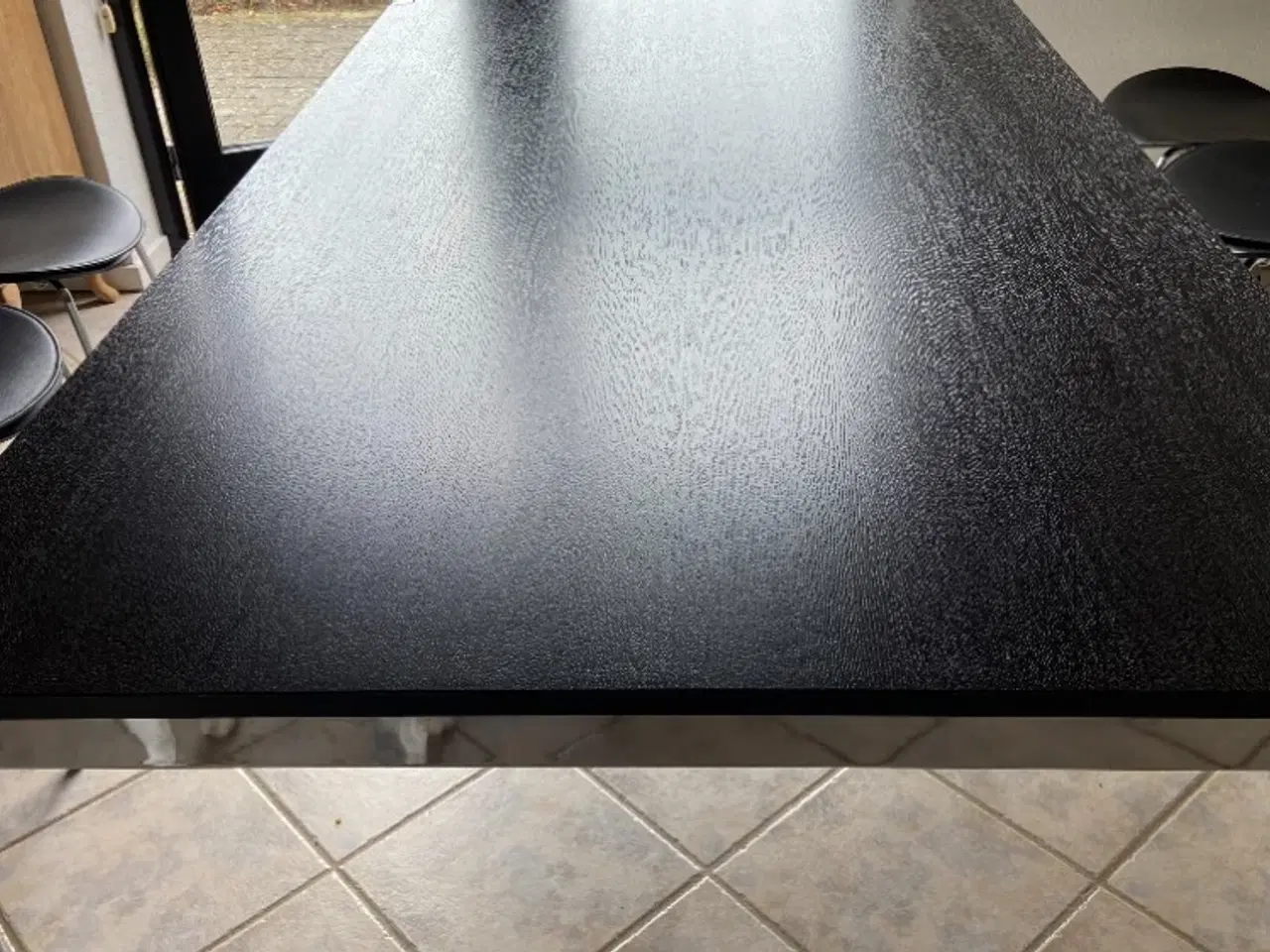 Billede 3 - Spisebord i sortlakeret ask med stålben