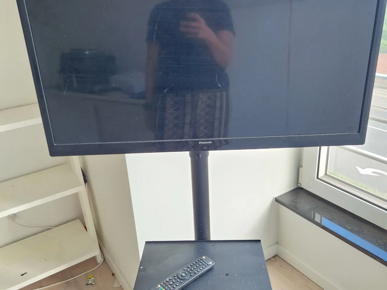 Billede 1 - Tv med stander på hjul