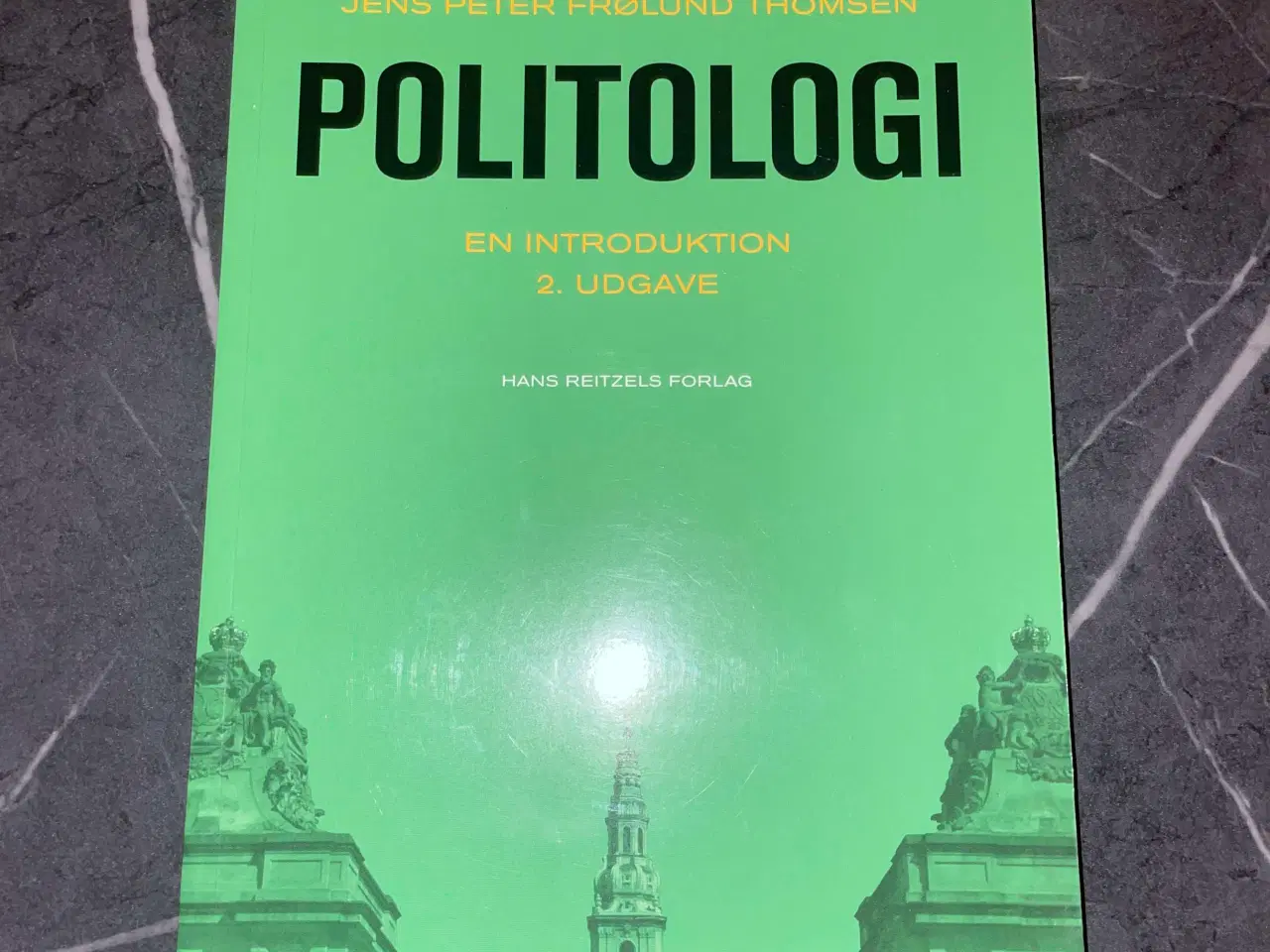 Billede 1 - Politologi- En introduktion