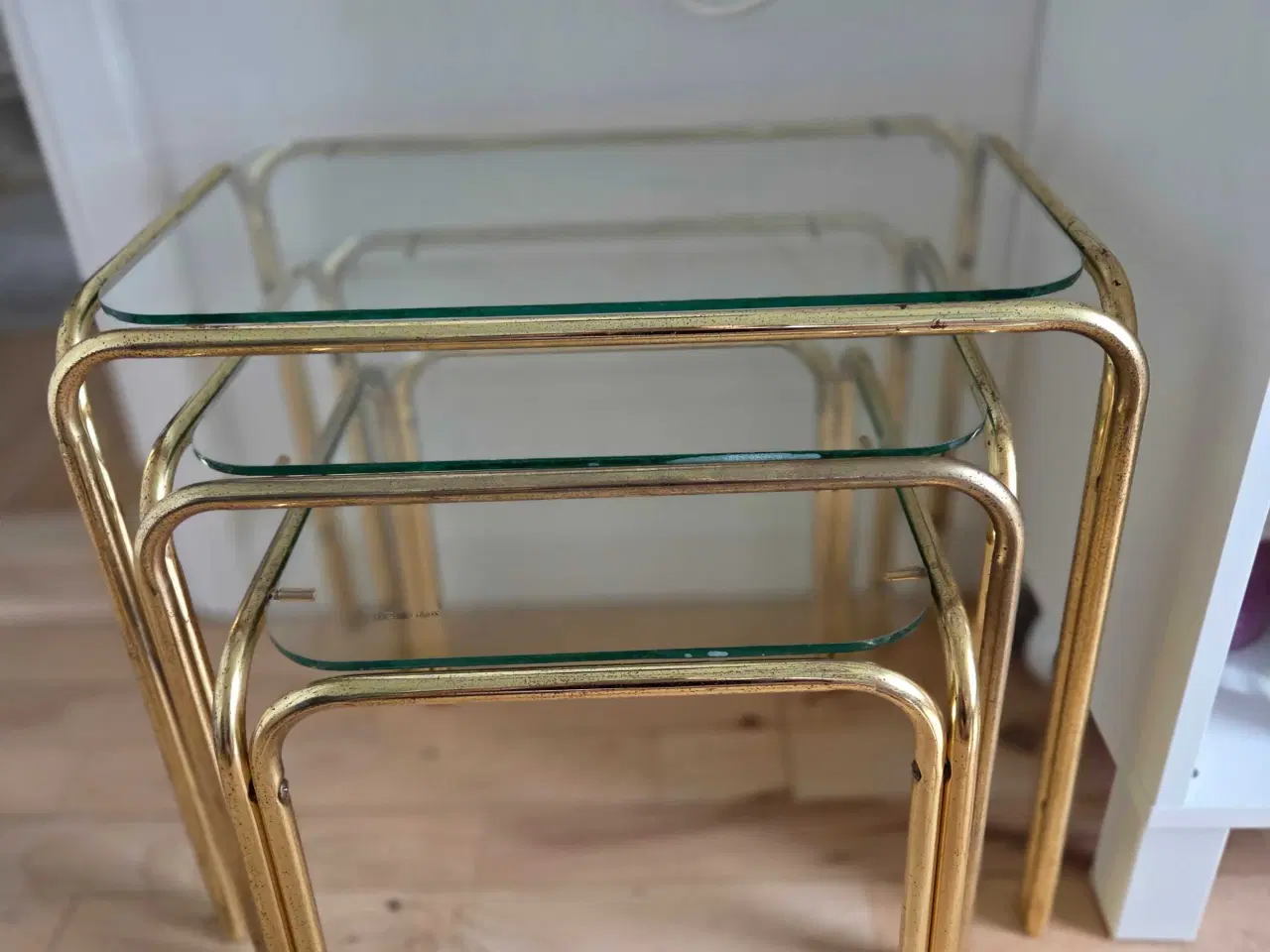 Billede 1 - Små borde med guld stel 