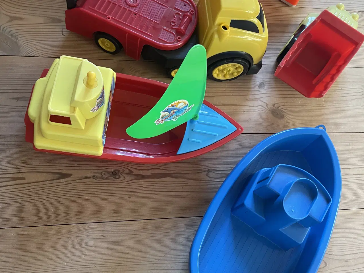 Billede 2 - Legetøjsbiler og skibe i plast