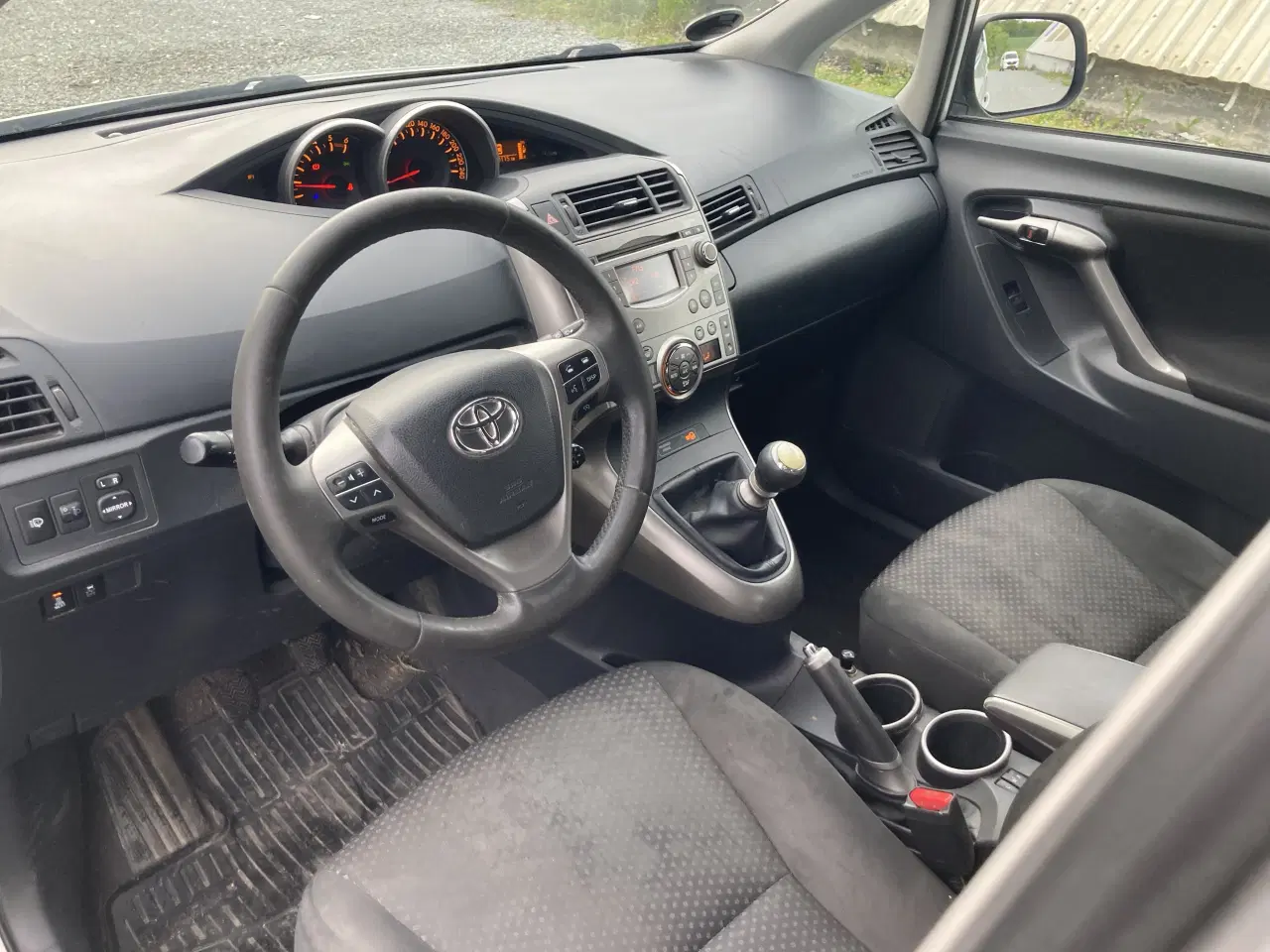 Billede 9 - Velholdt Toyota Sportsvan nysynet 