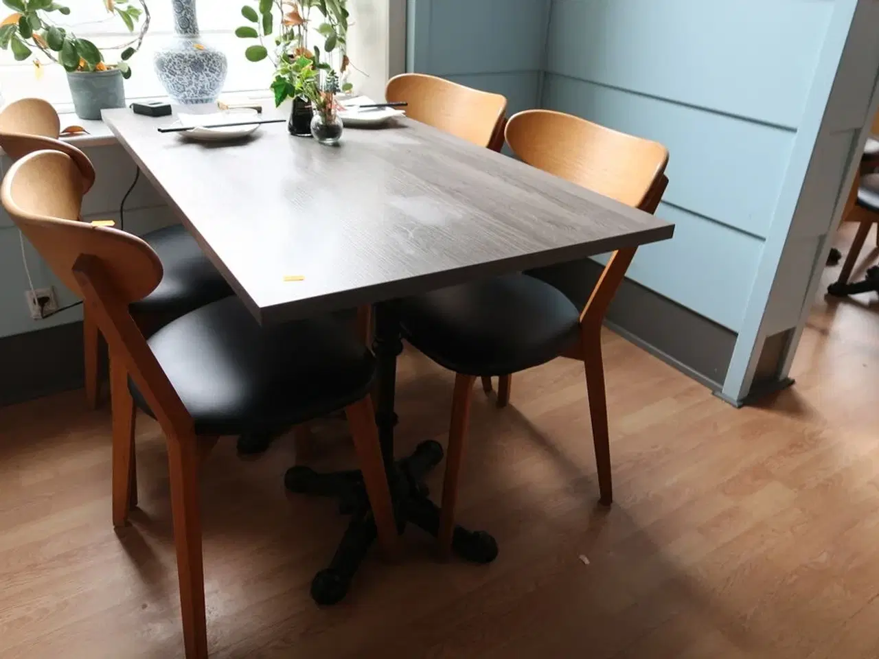 Billede 3 - Bord med 4 stk. stole