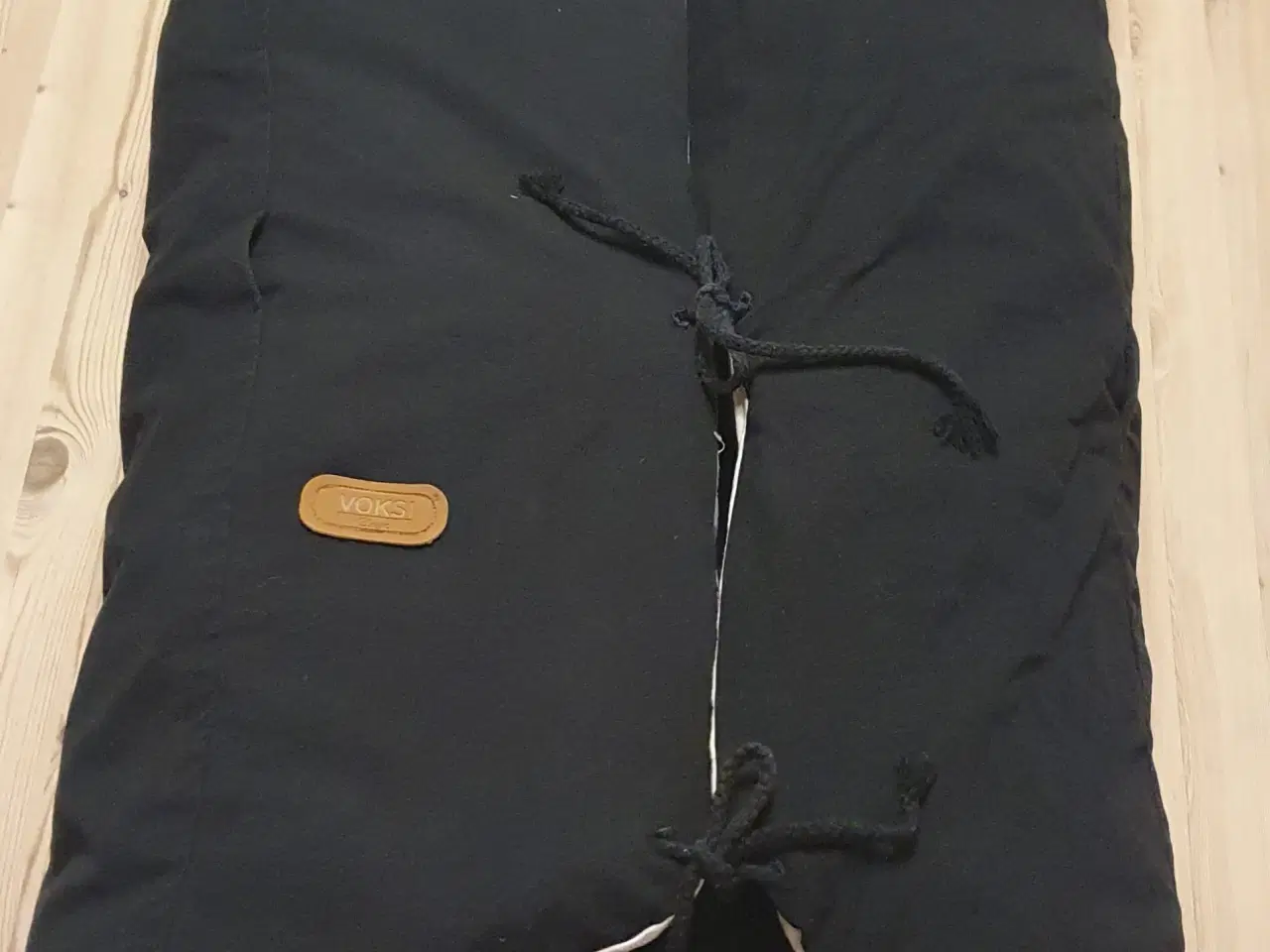 Billede 2 - Voksipose i sort og beige