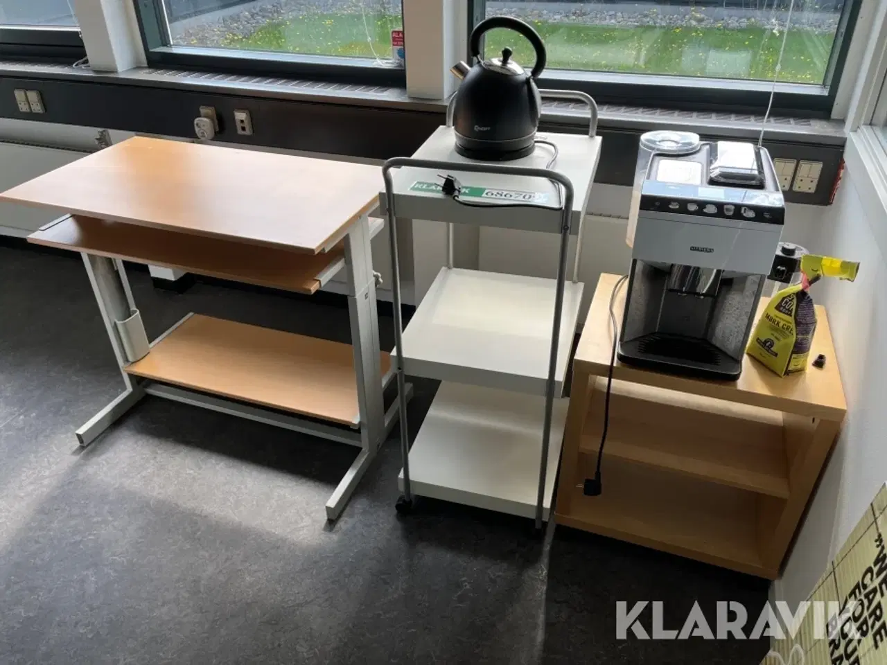 Billede 1 - Borde, kaffemaskine og elkedel