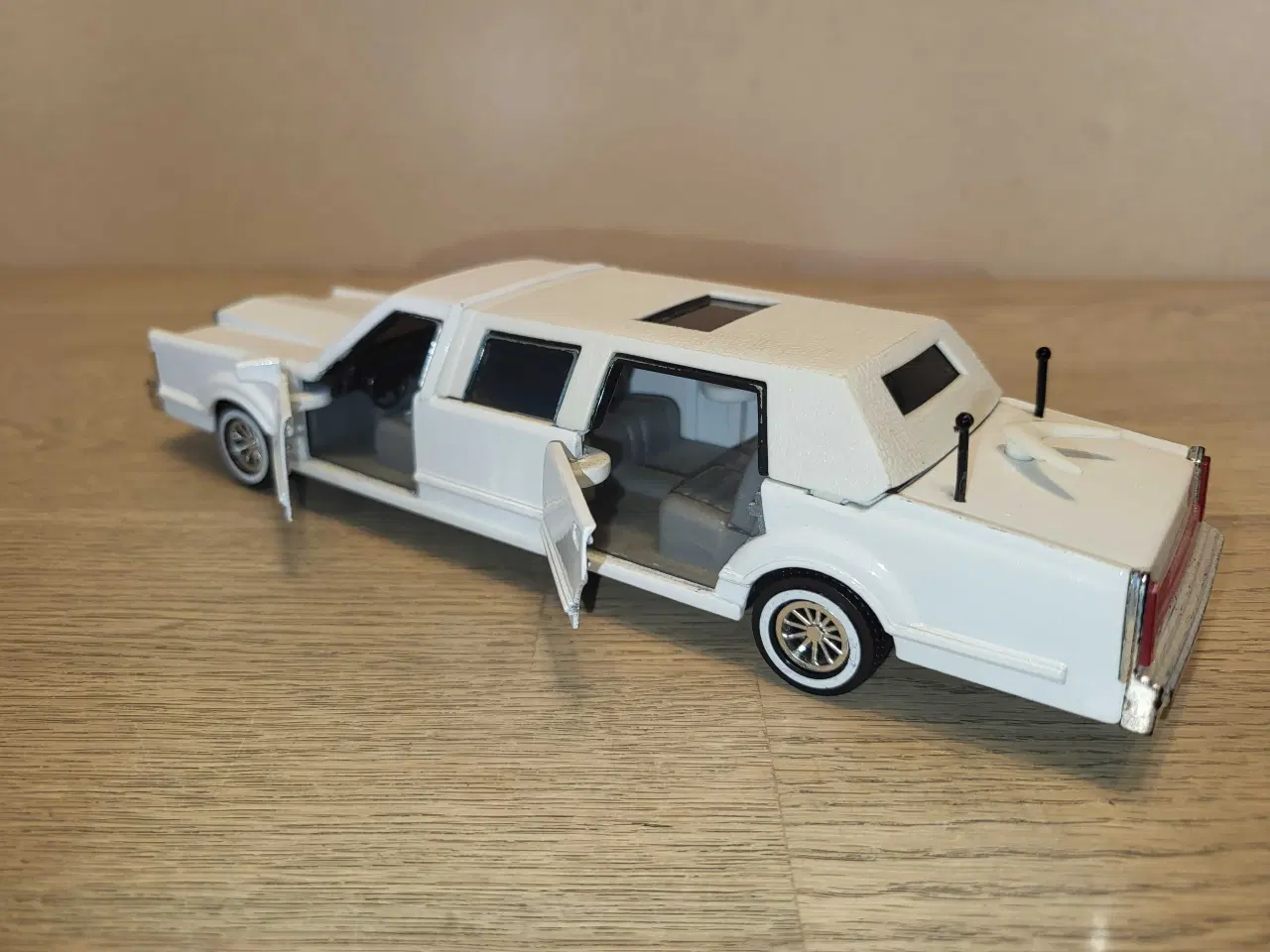 Billede 3 - Modelbil: Lincoln Limousine.  Skala 1/24.
