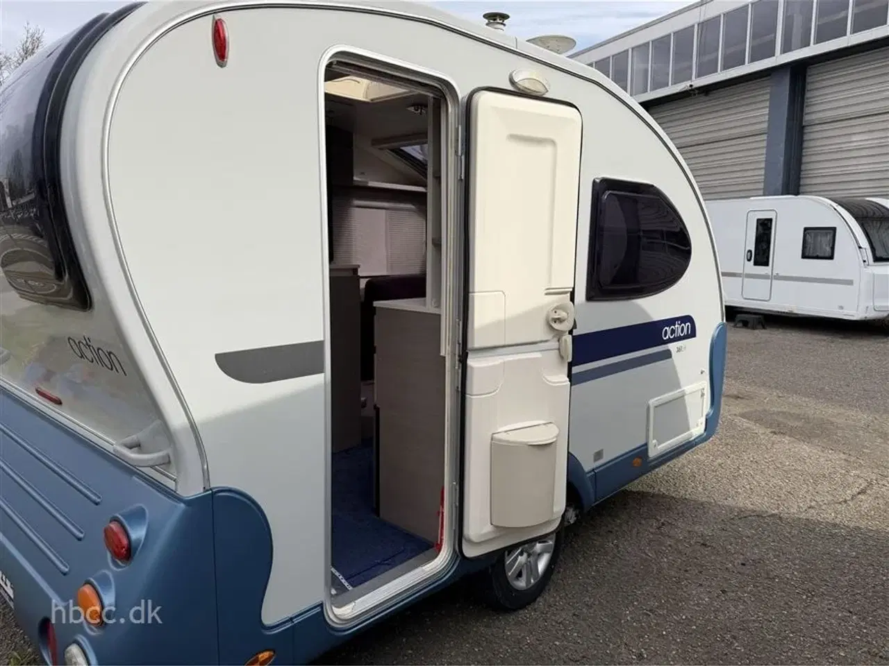 Billede 2 - 2012 - Adria Action 361 LH   Adria Action 361 LH – Let rejsevogn med fortelt og ikonisk design