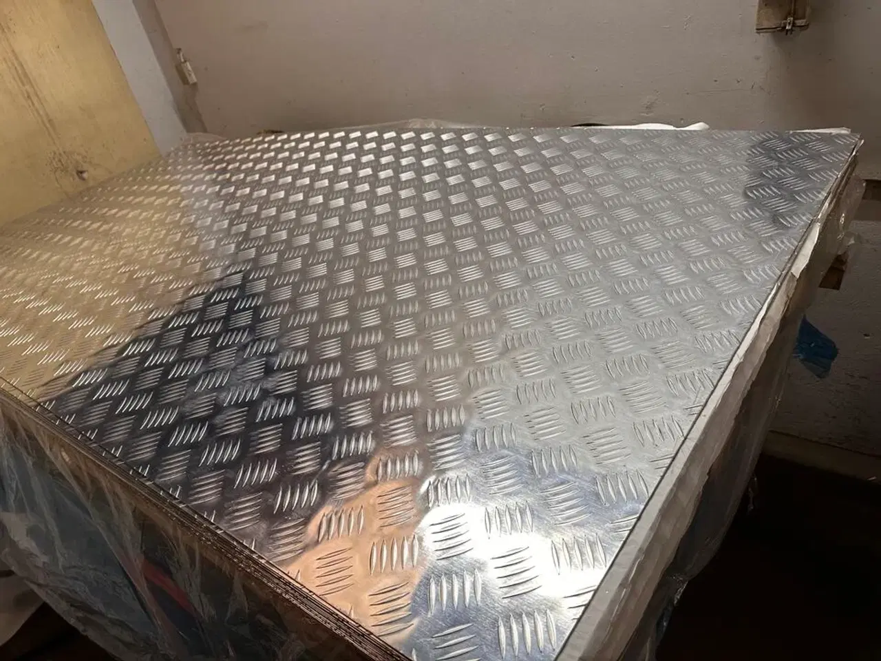 Billede 2 - Dørkplade i aluminium, skridsikker. Mål: 125 X 250 cm. Tykkelse 3-4 mm.