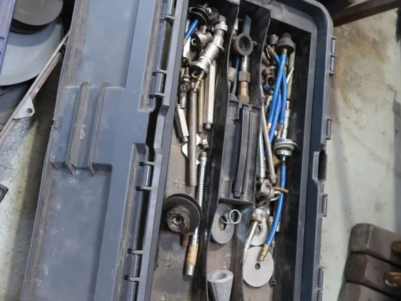 Billede 1 - Kasse med div. Værktøj