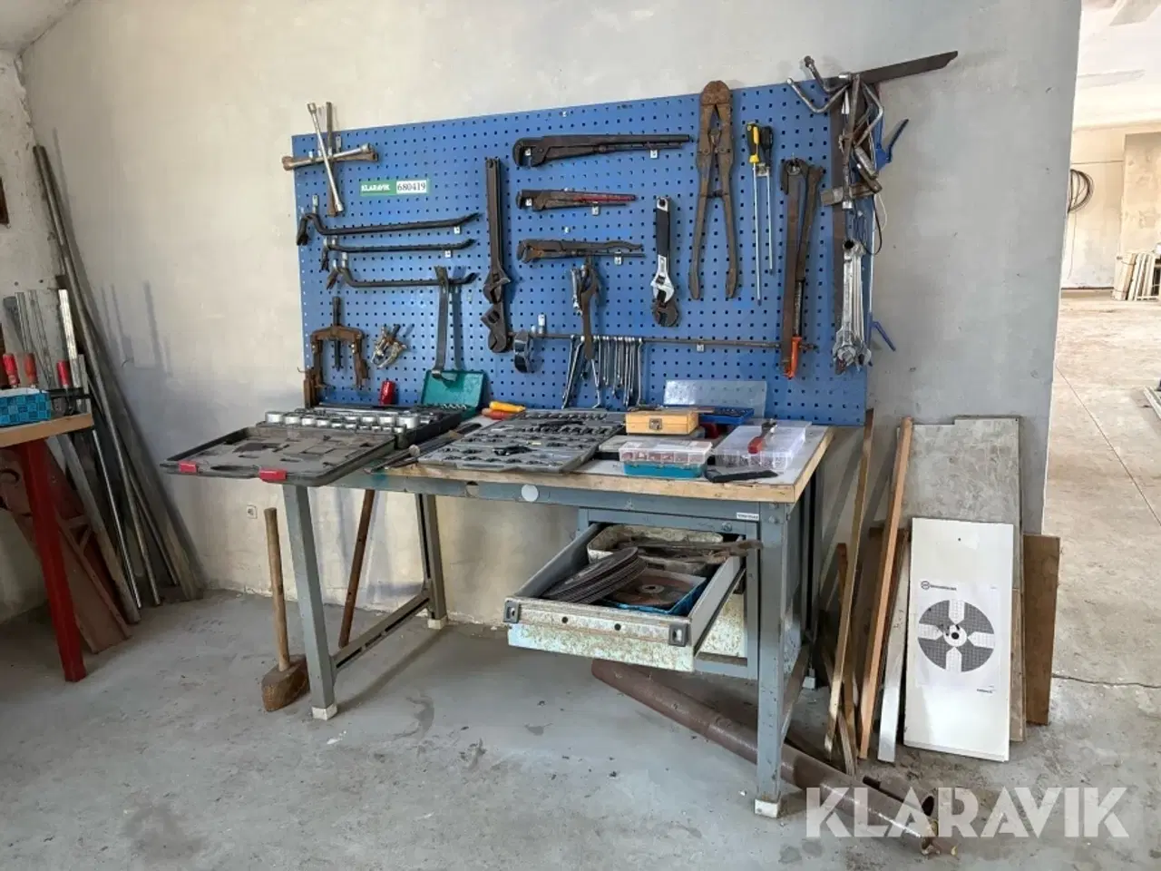 Billede 1 - Værkstedsbord & tavle inkl værktøj
