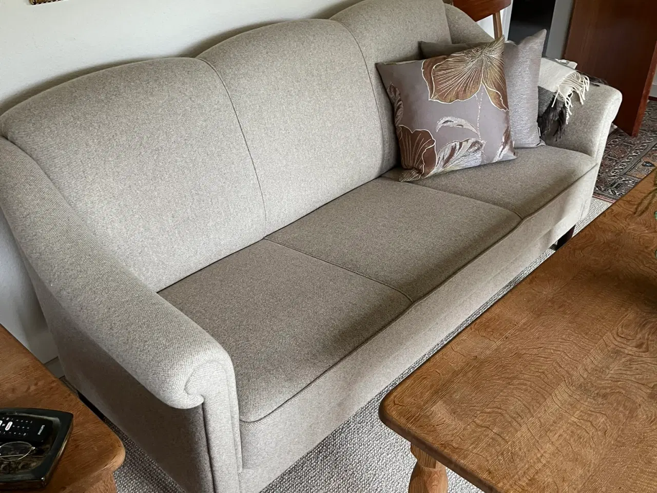 Billede 2 - En velholdt sofagruppe i lyst uldstof