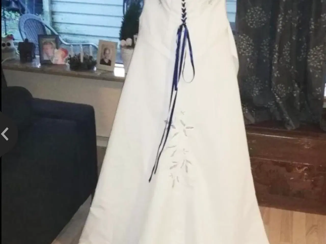 Billede 1 - Brudekjole med blåt mønstre
