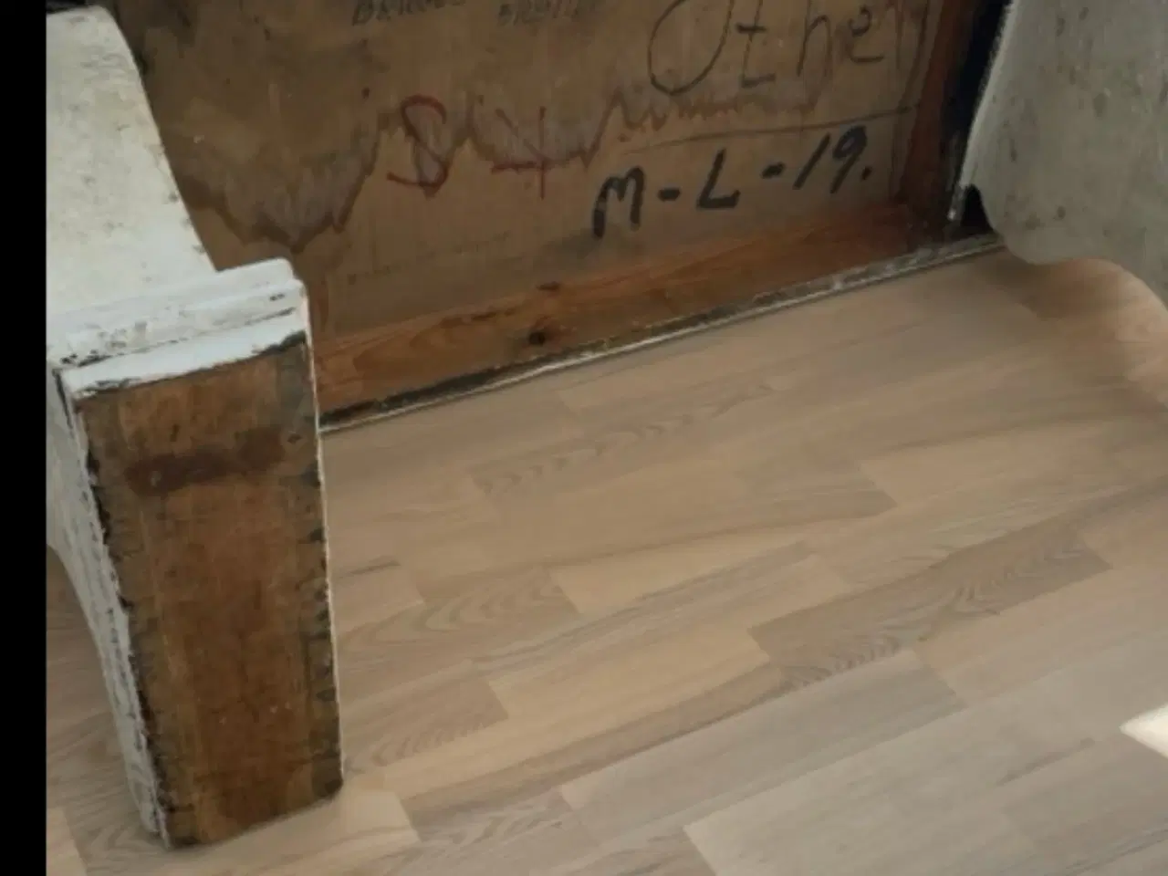 Billede 10 - “Marmorlook” træbænk-rekvisit fra kgl teater 