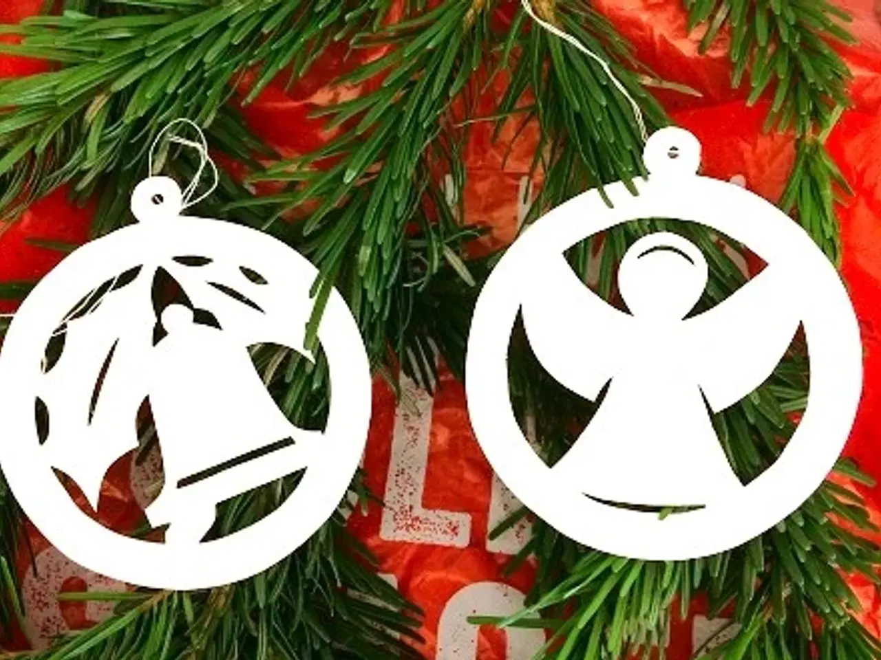 Billede 5 - JULEKLIP. Håndskåret i rød og hvid karton. Nisser,