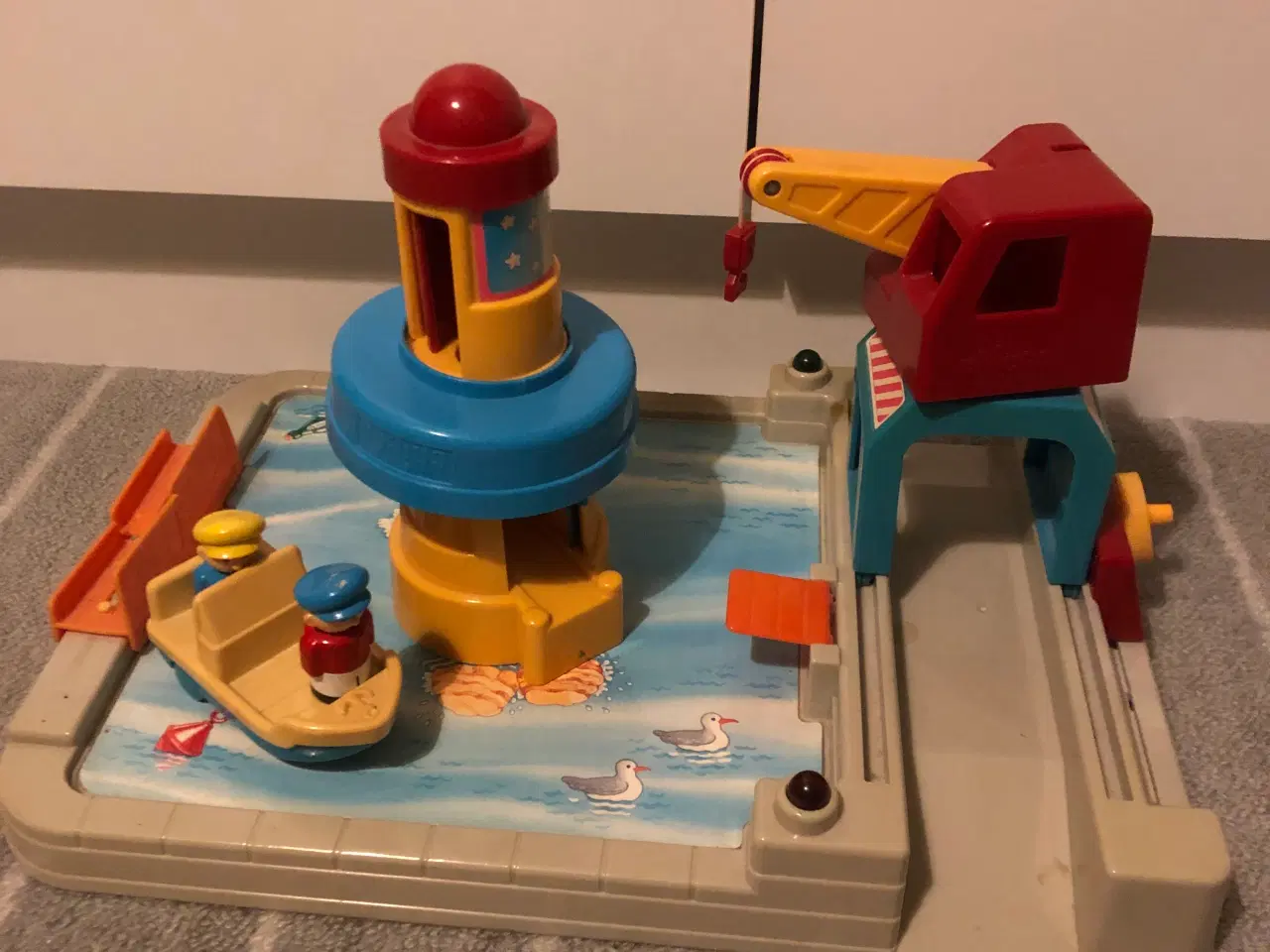 Billede 1 - Kran ved havn med båd og fyrtårn