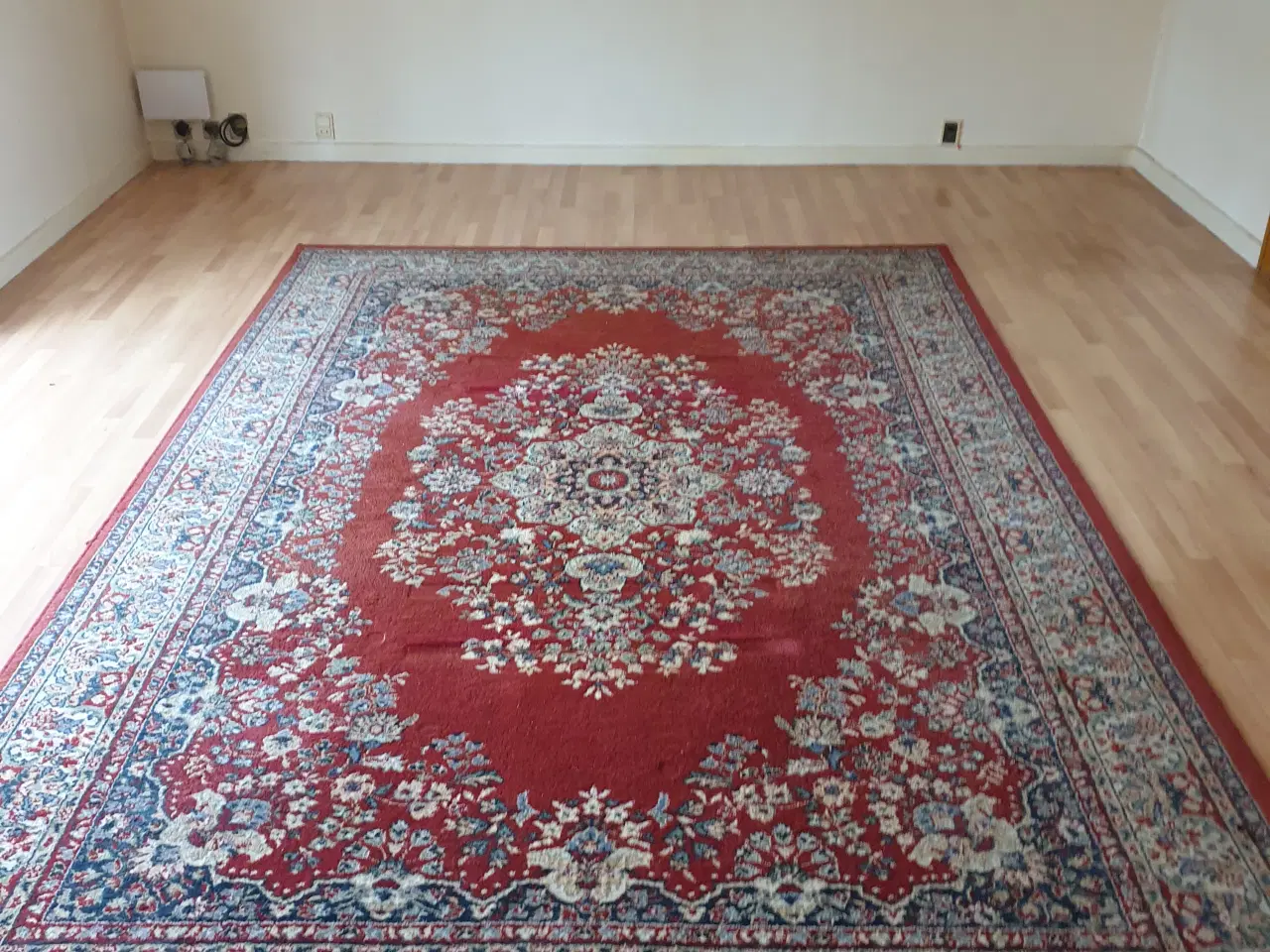 Billede 4 - Smukt tæppe i rød/dueblå og beige farver. 